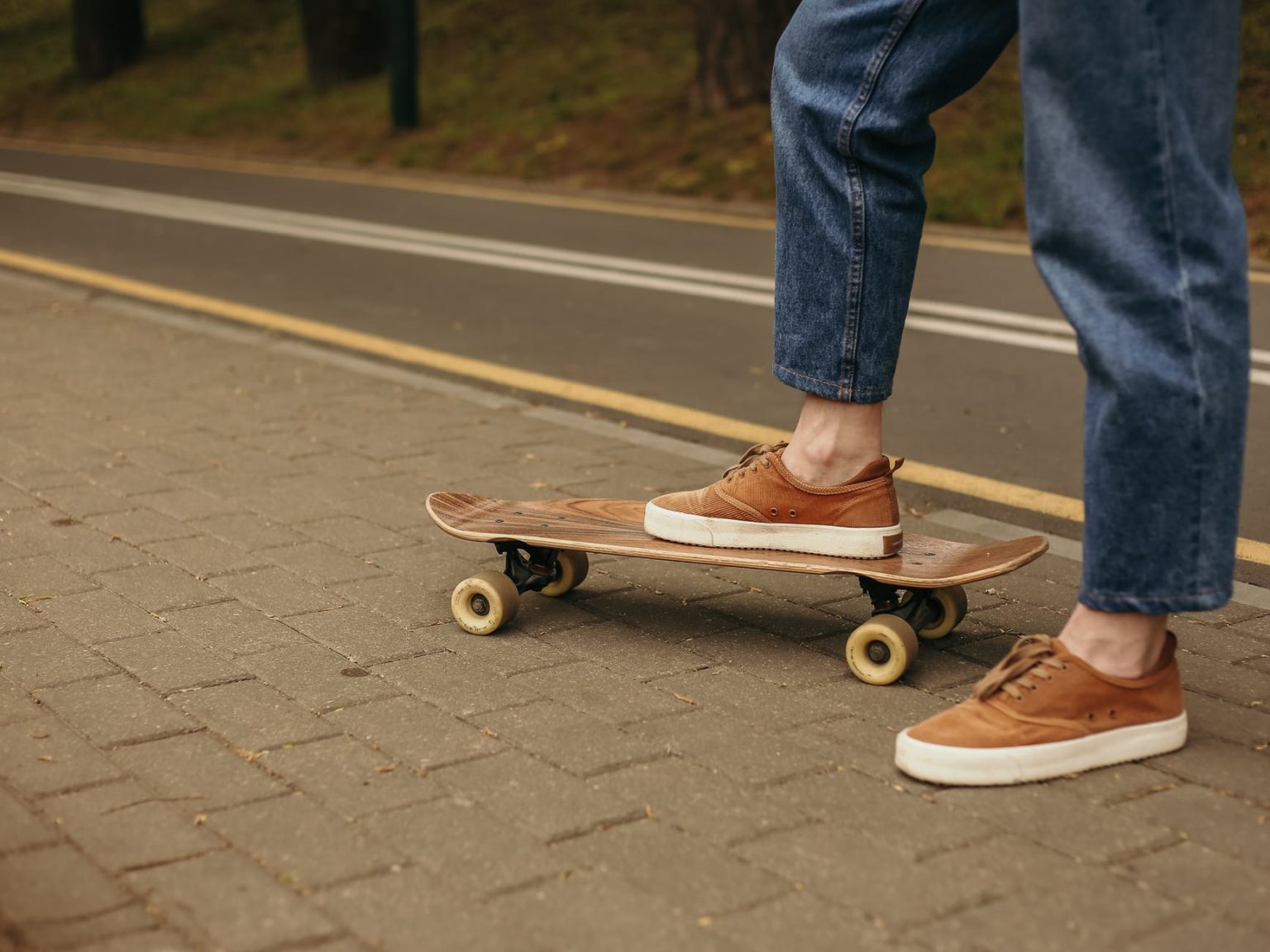 How To Ride A Longboard? Beginner Skateboard Tips